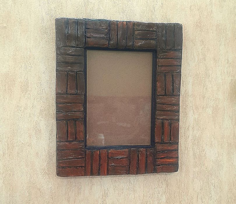 Brown Corrugated Paper Tiling Hand Work Table Photo Frame